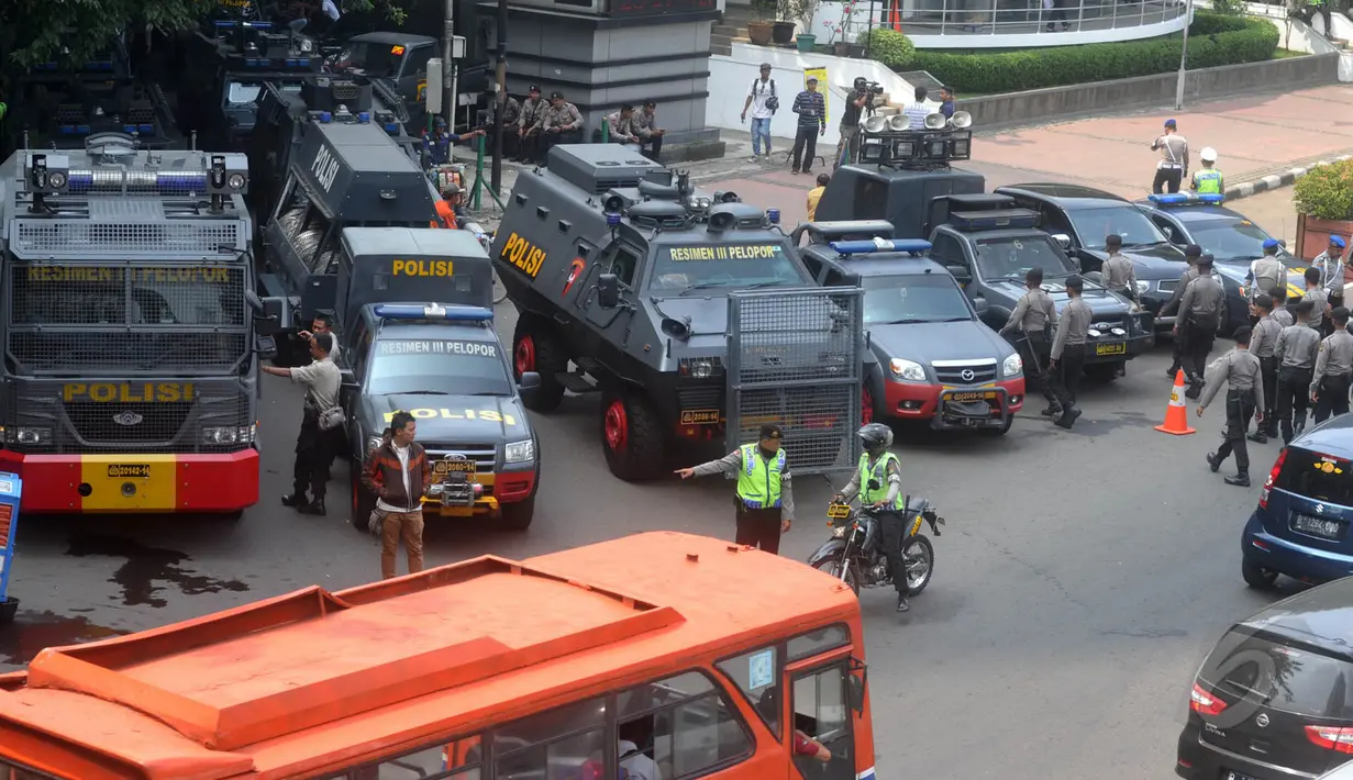 Sejumlah kendaraan taktis dipersiapkan pihak kepolisian di sekitar Bundaran Hotel Indonesia, Jakarta (20/5/2015). Penjagaan ini berkaitan dengan akan dilaksanakannya aksi ribuan mahasiswa di depan Istana Presiden. (Liputan6.com/Johan Tallo)