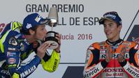 Pebalap Yamaha, Valentino Rossi, ternyata lebih populer ketimbang Marc Marquez di situs jejaring sosial. (AFP/Jorge Guerrero)