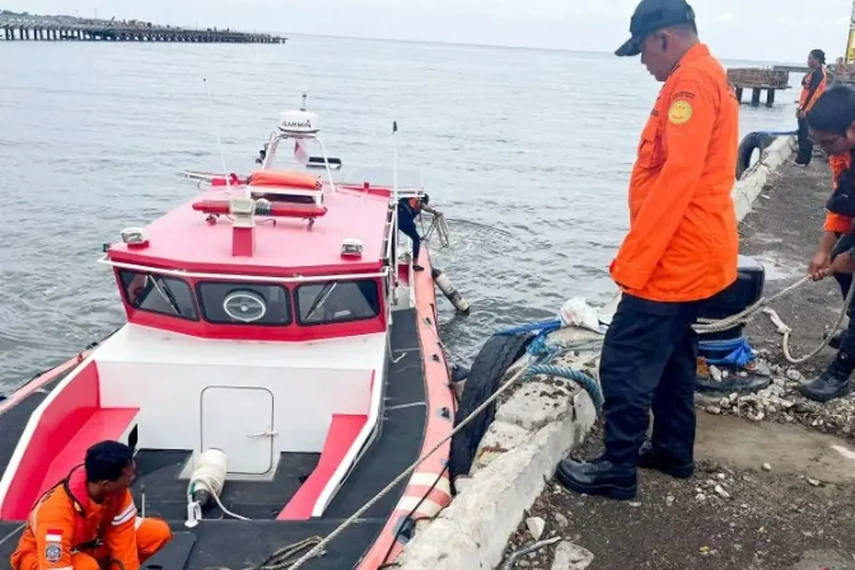 Tim SAR Gabungan dan kantor SAR Basarnas Banyuwangi lakukan pencarian korban hilang tenggelamnya KM Fajar Lorena di peraian Selat Madura (Istimewa)