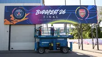 Pekerja melakukan persiapan jelang laga final liga Champions antara PSG vs Arsenal di Puskas Arena, Budapest, Hungaria, Jumat (29/5/2026). (AFP/Attila Kisbendek)