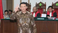 Terdakwa Basuki Tjahaja Purnama atau Ahok sesaat sebelum menjalani sidang lanjutan di Auditorium Kementerian Pertanian, Jakarta Selatan, Selasa (7/3). Pada sidang ke-13, tiga saksi meringankan dari pihak Ahok dihadirkan. (Liputan6.com/Pool/Unank Ramdani) 