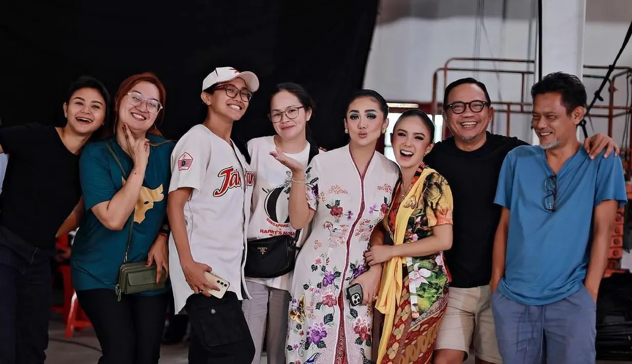 Dipadukan dengan kain Batik tabrak print dengan nuansa kemerahan yang terlihat festive. [@yunishara36]