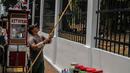 Pekerja menanam tanaman di sekitar kompleks Parlemen Gedung DPR/MPR, Senayan, Jakarta, Rabu (16/10/2019). Jelang pelantikan presiden dan wakil presiden pada 20 Oktober, berbagai persiapan dilakukan Gedung DPR, salah satunya mempercantik pagar di depan pintu masuk. (Liputan6.com/Faizal Fanani)