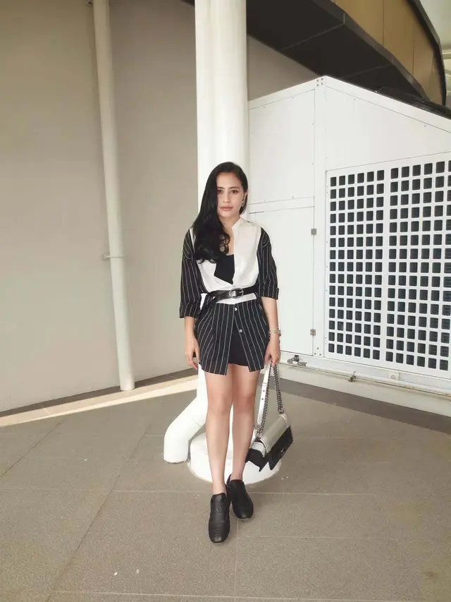Gaya Smart Casual Prilly Latuconsina Sambil Tenteng Tas Chanel Rp72 Juta-an, Inspirasi Outfit Ngantor yang Stylish