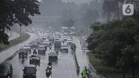 Sejumlah kendaraan melintas saat hujan di Bundaran HI, Jakarta, Jumat (18/2/2022). BMKG mengungkapkan potensi curah hujan meningkat dan cuaca ekstrem sepanjang 17-23 Februari 2022. Sejumlah wilayah diminta waspada dampak yang terjadi dari cuaca buruk. (Liputan6.com/Faizal Fanani)