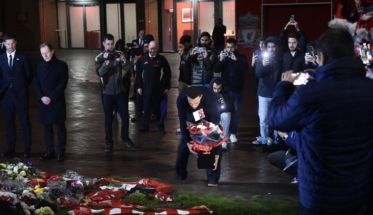 Pemain Real Madrid, Trent Alexander Arnold memberikan penghormatan untuk mendiang Diogo Jota di Anfield, Liverpool, Inggris, Senin, (03/11/2025) waktu setempat, menjelang pertandingan antara Liverpool melawan Real Madrid di Liga Champions. (AFP/Peter Powell)