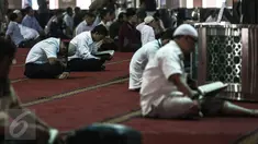 Warga bertadarus pada hari pertama bulan Ramadan 1437 H di Masjid Istiqlal, Jakarta, Senin (6/6). Bulan Ramadan, umat muslim memanfaatkan waktu memperbanyak ibadah dengan membaca Al-Quran (tadarus) dan melaksanakan salat sunah (Liputan6.com/Faizal Fanani)