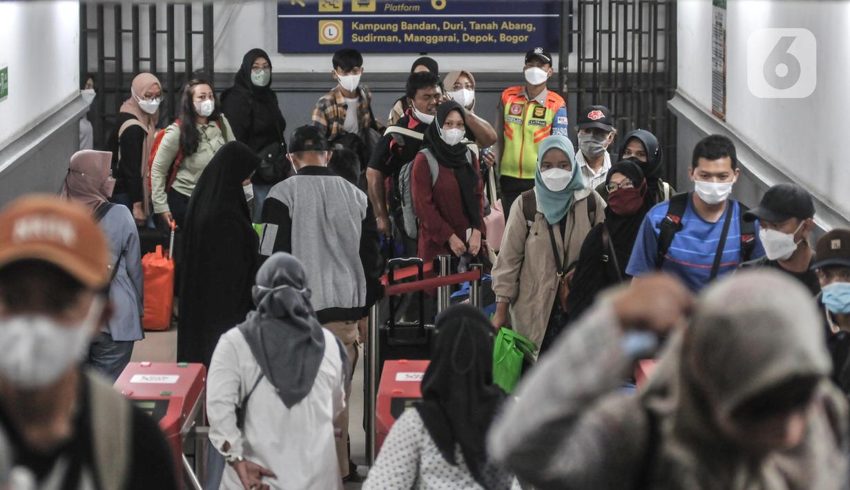 <p>Penumpang kereta api jarak jauh saat tiba di Stasiun Pasar Senen, Jakarta Pusat, Senin (9/5/2022). PT Kereta Api Indonesia (KAI) mengungkapkan gelombang arus balik pemudik pada H+7 Lebaran 2022 terpantau masih tinggi. Tercatat sebanyak 40.800 penumpang tiba pada hari Senin ini dikarenakan penundaan waktu sekolah dan pelaksanaan Work From (WFH). (merdeka.com/Iqbal S Nugroho)</p>