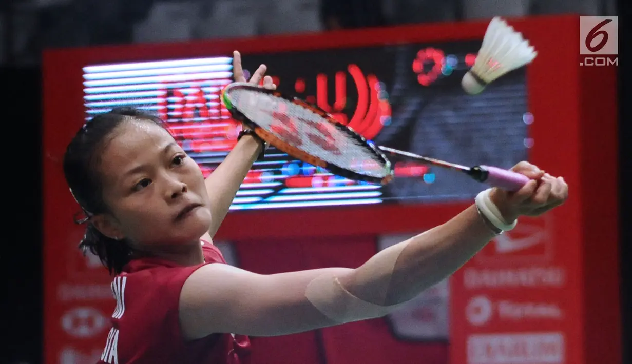 Tunggal putri Indonesia, Fitriani mengembalikan kok ke arah Kirsty Gilmour (Skotlandia) pada babak pertama Indonesia Masters 2018 di Istora Senayan, Jakarta, Rabu (24/1). Fitriani unggul 20-22, 21-15, 21-16. (Liputan6.com/Helmi Fithriansyah)
