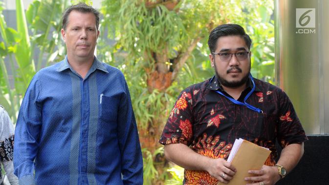 CEO Blackgold Natural Resources, Rickard Philip Cecil (tengah) didampinggi kuasa hukumnya Hervan D  Merukh tiba untuk menjalani pemeriksaan kasus PLTU Riau-1 di KPK, Jakarta, Jumat (7/9). (Merdeka.com/Dwi Narwoko)