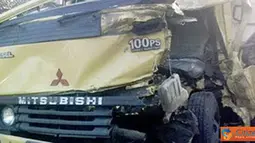 Citizen6, Lamongan: Truk membawa makanan asal malang mengalami kecelakaan di depan dealer Suzuki, di desa Blimbing, kecamatan Paciran, Lamongan, Jumat (18/3). (Pengirim: David)
