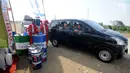 Petugas mengisi bahan bakar minyak (BBM) ke sebuah mobil pemudik di kios Pertamina jalan tol fungsional Brebes Timur-pemalang Km 275, Kabupaten Tegal, Jawa Tengah, Rabu (21/6). (Liputan6.com/Gempur M Surya)