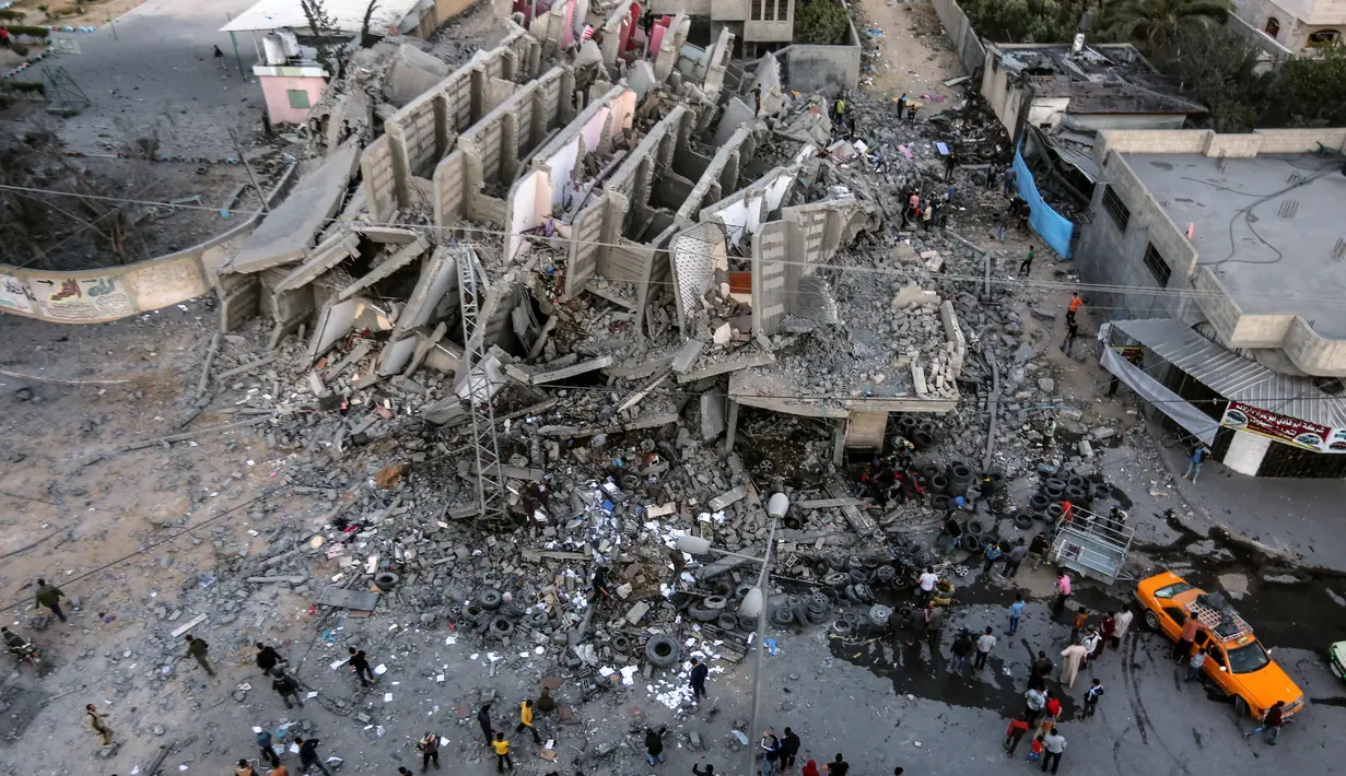 Sisa-sisa bangunan usai dihantam serangan udara Israel di Kota Gaza, Palestina, Minggu (5/5/2019). Israel belum memberi komentar soal kabar gencatan senjata dengan militan Palestina. (Photo by MAHMUD HAMS/AFP)