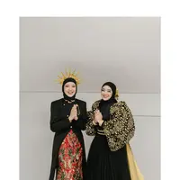 Sama-sama kenakan busana sentuhan etnik, yuk intip detail penampilan Tiara Andini dan Nabila Taqqiyah di PON 2024 berikut ini. [@nabilataqiyyah/@tiaraandini].