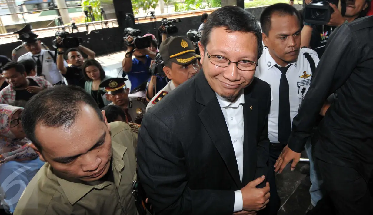 Menteri Agama Lukman Hakim Saifuddin tampak tersenyum saat tiba di Gedung KPK, Jakarta, Kamis (5/11). Kedatangannya untuk membahas pelaksanaan program pendidikan keagamaan yang dilakukan Kemenag. (Liputan6.com/Helmi Afandi)