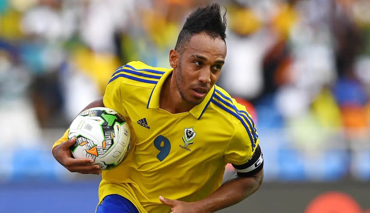 Pierre-Emerick Aubameyang. Striker Gabon berusia 32 tahun ini telah memasuki musim kelimanya bersama Arsenal musim 2021/2022 ini. Bersama Timnas Gabon, ia menjadi pencetak gol terbanyak dengan torehan 26 gol dari 62 laga. Pesaing terdekatnya adalah Malick Evouna (12 gol). (Foto: AFP/Gabriel Bouys)
