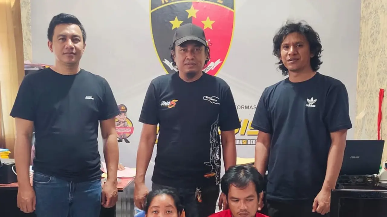 Sepasang suami istri berinisial MT (34) dan NA (31) ditetapkan sebagai tersangka setelah terbukti mencuri dan menyalahgunakan kartu ATM milik tetangganya sendiri.