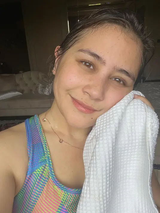 Kali ini, ia membagikan potret dirinya usai berolahraga. Tanpa makeup, Prilly tetap terlihat menawan dengan freckles di wajah dan mata panda. Tak sedikit orang yang mengagumi pesona cantik wanita 25 tahun ini.(Liputan6.com/IG/@prillylatuconsina96)