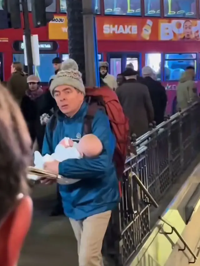 Syuting baru Rowan Atkinson di Piccadilly Circus. (credit:instagram.com/nayem_in_london)