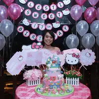 Pendangdut jebolan D'Academy Indosiar, Lesti Andryani merayakan ulang tahunnya yang ke-17. Lesti yang ulang tahunnya jatuh tanggal 4 Agustus diundur sehari kemudian. (Galih W. Satria/Bintang.com)