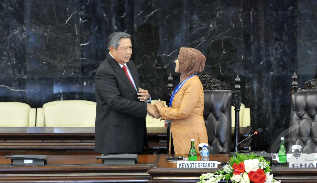 Presiden RI ke-6 sekaligus Chair of Global Green Growth Institute Susilo Bambang Yudhoyono berjabat tangan dengan Nurhayati Ali Assegaf saat menghadiri pembukaan Konferensi Parlemen Asia Afrika, Jakarta, Kamis (23/04/2015). (Liputan6.com/Andrian M Tunay)