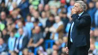 Reaksi Manajer Leeds United, Sam Allardyce saat gawang timnya dibobol oleh Manchester City (Man City) pada partai lanjutan Liga Inggris 2022/2023 hari Sabtu (06/05/2023). (LINDSEY PARNABY / AFP)