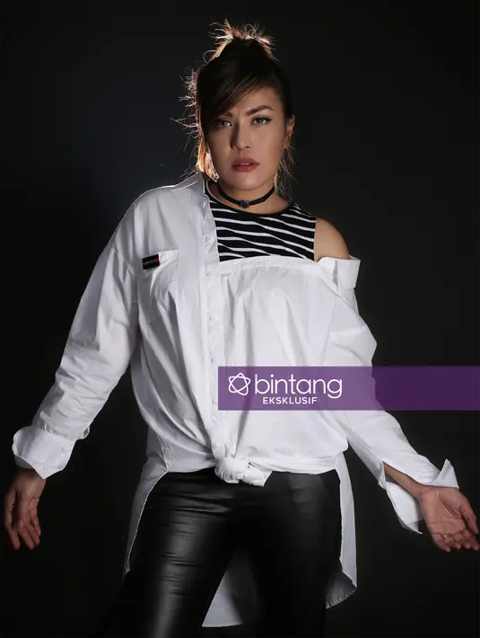 Sebelum mengikuti ajang pencarian bakat, yang melambungkan namanya, Novita Dewi sebelumnya telah mengeluarkan album tahun 2008. Dalam album itu, ia mencurahkan ekspresinya sebagai penyanyi. (Deki Prayoga/Bintang.com)