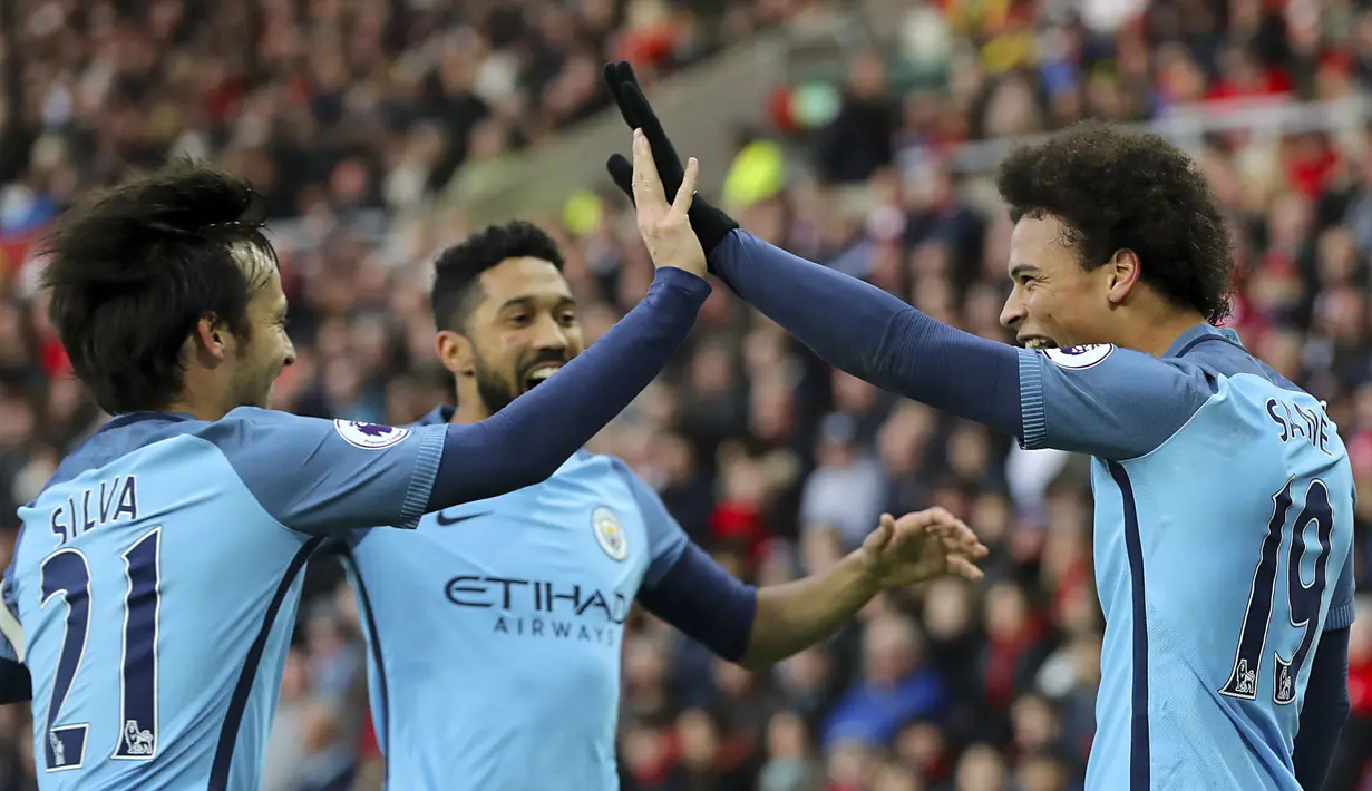 Pemain Manchester City, Leroy Sane (kanan) merayakan gol bersama rekan-rekannya saat melawan Sunderland pada laga Premier League di Stadium of Light, Sunderland, (5/3/2017). Manchester City menang 2-0.   (Owen Humphreys/PA via AP)