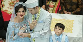 Rifky Balweel dan Biby Alraen kini tengah berbahagia lantaran sudah resmi menjadi sepasang suami istri. Minggu, 7 Januari 2018, pernikahan berlangsung di Masjid PTIK, Kebayoran Baru, Jakarta Selatan. (Adrian Putra/Bintang.com)