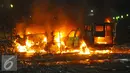 Api melahap mobil pengangkut petugas saat Aksi Damai 4 November berujung ricuh di kawasan Monas, Jakarta, Jumat (4/11). Kericuhan semakin meluas saat Polisi melemparkan gas air mata ke arah pendemo. (Liputan6.com/Angga Yuniar)