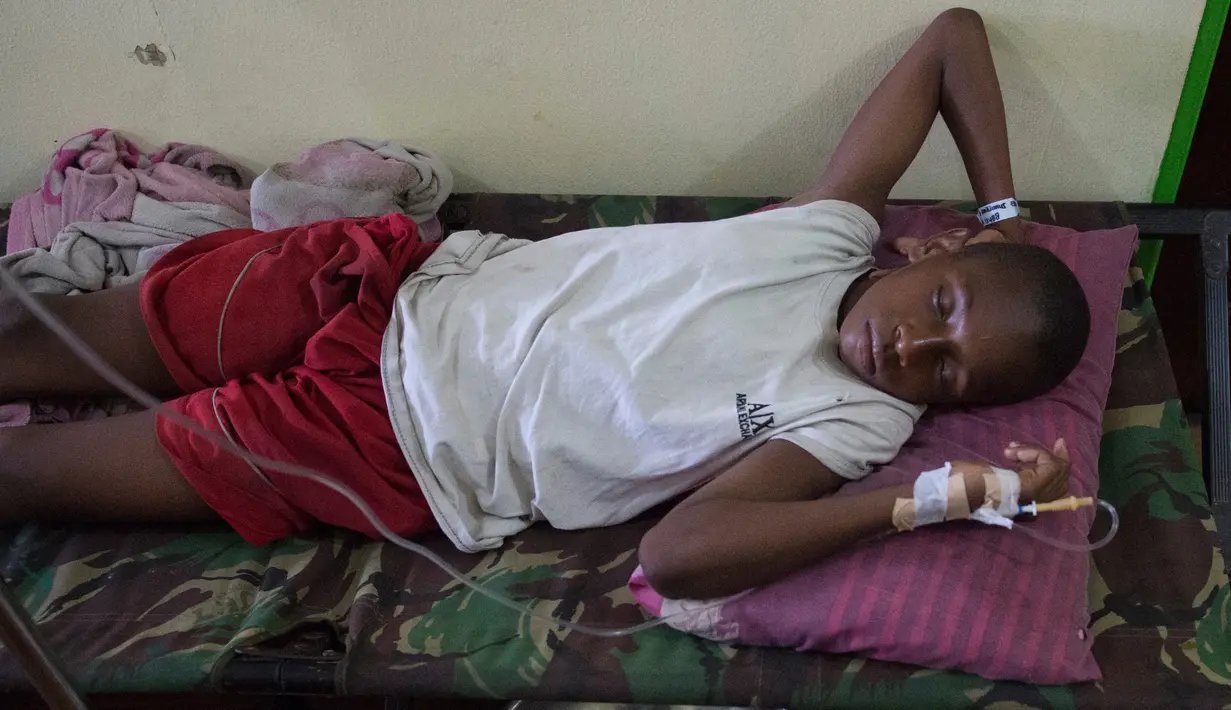 Seorang anak menjalani perawatan medis di rumah sakit setempat di Agats, Asmat, provinsi Papua Barat (26/1). Sebanyak 50 pasien anak gizi buruk dan campak yang hendak dirujuk ke RSUD Asmat terpaksa ditampung dan dirawat di Gereja. (AFP/Bay Ismoyo)