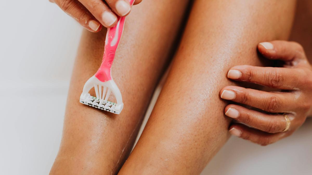 Cara Mengatasi Rambut-rambut Halus di Kaki Tanpa Iritasi: Cukur vs Waxing vs Laser