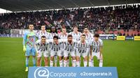 Skuad Cremonese berfoto jelang laga melawan Lecce pada lanjutan Liga Italia 2025/2026, Minggu (7/12/2025) malam WIB. (Dok. Cremonese)