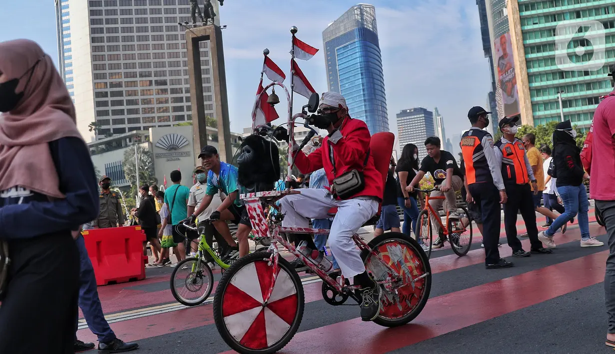 Warga mengenakan kostum unik saat Car Free Day di Kawasan Bundaran HI, Jakarta, Minggu (14/8/2022). Banyak warga mengenakan kostum bernuansa merah putih untuk menyambut HUT Kemerdekan Republik Indonesia ke 77. (Liputan6.com/Angga Yuniar)