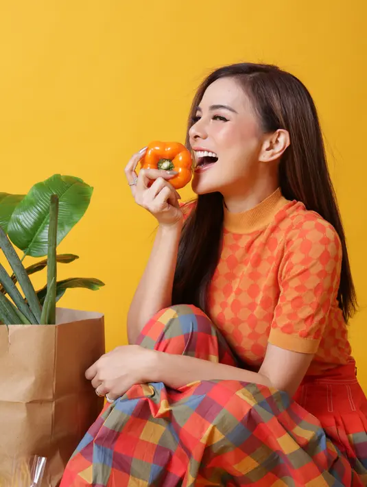 Menurutnya, hal itu bisa menambah kepercayaan dirinya. Tentu saja selain modis, outfit yang dipakainya harus nyaman. (Foto: Fimela.com/Bambang E.Ros)