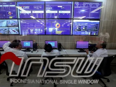 Petugas melakukan pengecekan waktu bongkar muat barang (dwelling time) di berbagai pelabuhan melalui layar monitor  Kantor Pengelola Portal Indonesia National Single Window (INSW), Jakarta, Senin (6/2). (Liputan6.com/Faizal Fanani)
