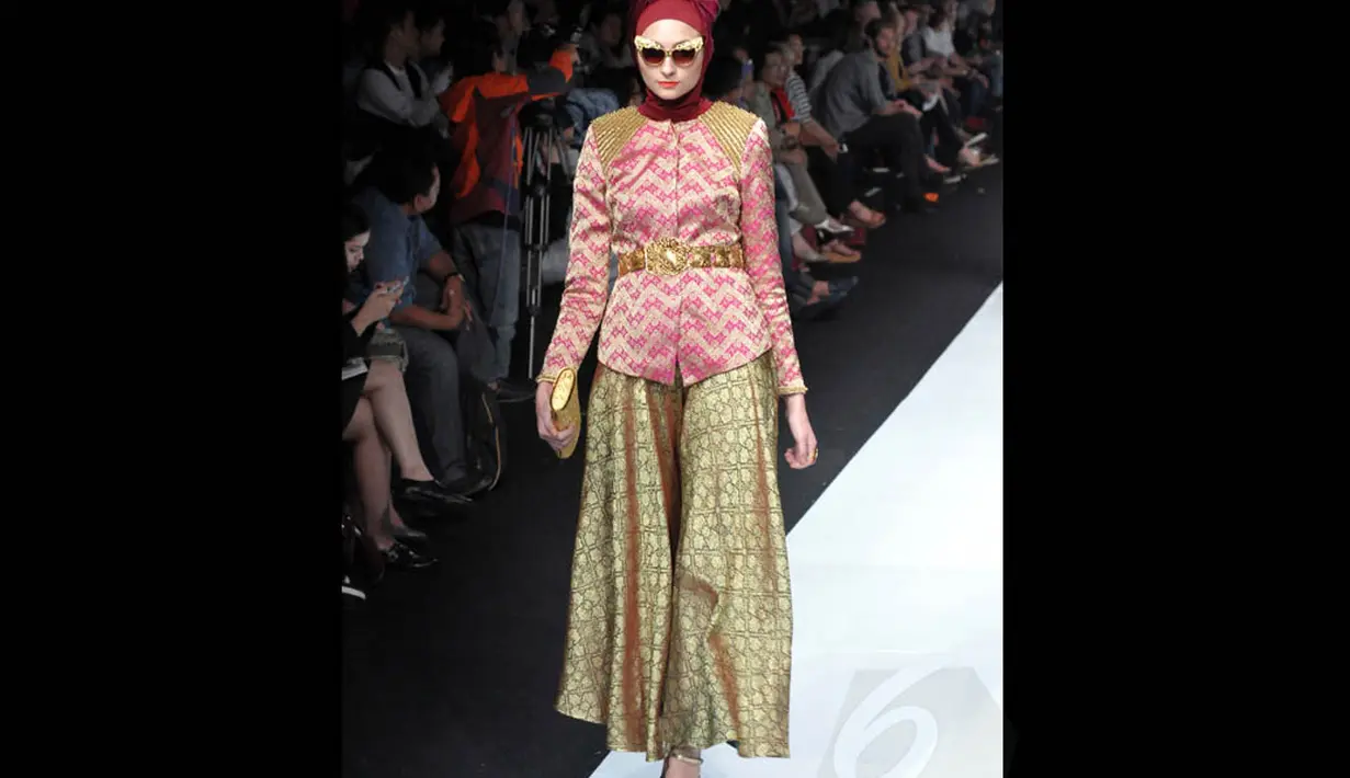Menggunakan warna-warna berani seperti merah dan emas serta bahan-bahan yang mengkilat, karya-karya Dian Pelangi tampak mewah, Jakarta, Sabtu (1/11/2014). (Liputan6.com/Panji Diksana)