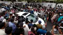 Warga melihat mobil milik penyanyi Sufi Amjad Sabri di Karachi, Pakistan, Rabu (22/6). Amjad Sabri tewas ditembak oleh pria tak dikenal. (REUTERS / Akhtar Soomro)