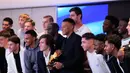Kylian Mbappe menerima penghargaan sepatu Emas 2025 di depan Keluarga bahkan rekan-rekan tim Real Madrid. (AP Photo/Manu Fernandez)