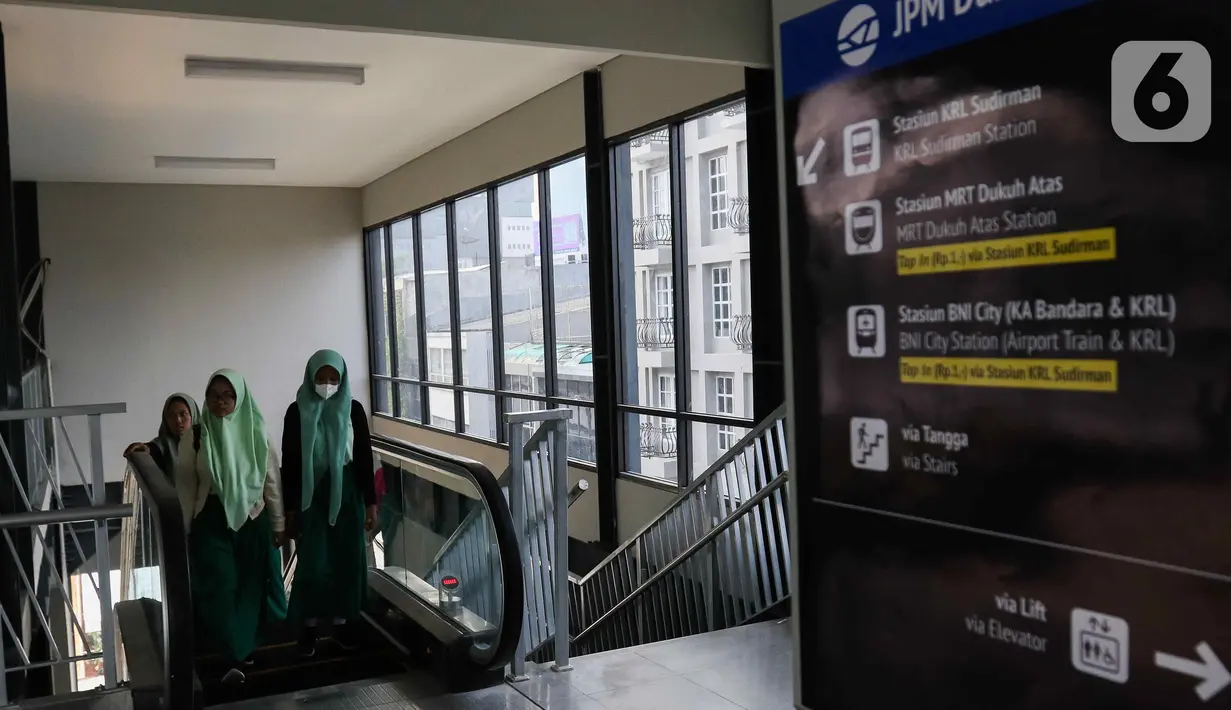 Jembatan Penyeberangan Multiguna (JPM) Dukuh Atas menghubungkan warga pengguna LRT Jabodebek dengan KRL Jabodetabek. (Liputan6.com/Herman Zakharia)