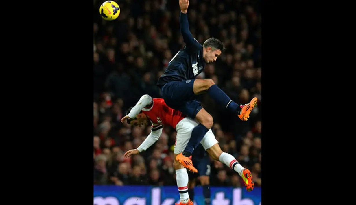 Duel udara antara Robin van Persie dan pemain Arsenal Mikel Arteta pada pertandingan sepak bola Liga Utama Inggris antara Arsenal dan Manchester United di Stadion Emirates di London pada 12 Februari 2014.(AFP/Ben Stansall).