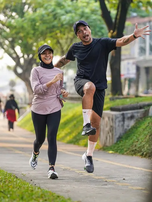 <p>Dalam video tersebut, sang suami juga menunjukkan momen kocak. Enno mengaku, meskipun sang suami kerap membuat gombalan ala bapak-bapak, tapi ia mengaku suka. [Instagram/ennolerian_]</p>