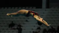 Atlet loncat indah putri Jawa Timur, Gladies Lariesa Garina melakukan loncatan pada nomor menara terbuka putri Kejurnas Akuatik 2026 yang berlangsung di Stadion Akuatik Gelora Bung Karno, Senayan, Jakarta. (Bola.com/Bagaskara Lazuardi)