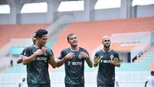Pencetak gol semata wayang untuk Persikabo 1973, Komarudin melakukan selebrasi setelah membobol gawang Persita menit ke-29 dalam pertandingan lanjutan BRI Liga 1 di Stadion Pakansari, Cibinong, Kabupaten Bogor, Kamis (02/2/2023). Pertandingan berakhir imbang 1-1. (Nandang Permana/Bola.com)
