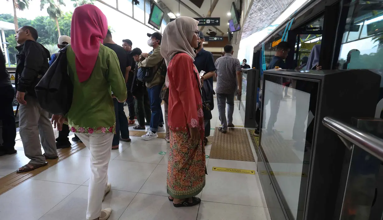 Raden Ajeng Kartini merupakan salah satu sosok pahlawan nasional yang memperjuangkan hak perempuan Indonesia untuk mendapat akses pendidikan, kebebasan serta kesetaraan. Tampak dalam foto, sejumlah perempuan mengenakan kebaya saat berada di Halte TransJakarta di sekitar kawasan Bundaran Hotel Indonesia, Jakarta, Selasa (21/4/2026). (Kapanlagi.com/Budy Santoso)