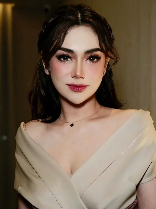 Celine Evangelista dengan makeup flawless (Instagram/celine_evangelista)