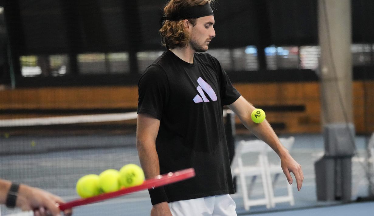 Petenis asal Yunani, Stefanos Tsitsipas bersiap melakukan servis saat sesi latihan menjelang final putra kejuaraan tenis Australia Open 2023 di Melbourne, Australia, Sabtu, 28 Januari 2023. Tsitsipas akan melawan Novak Djokovic dari Serbia di final Minggu 29 Januari. (AP Photo/Dita Alangkara)