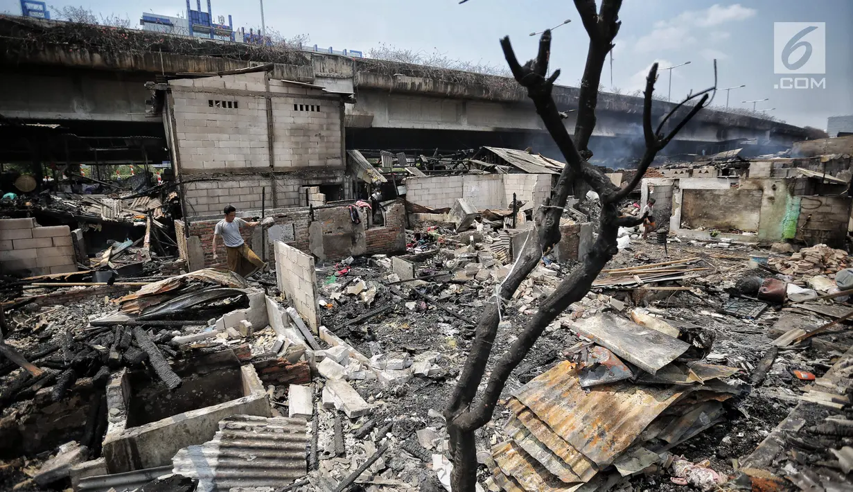 Suasana paska kebakaran di permukiman kumuh di RW 02 Kampung Walang, Lodan Raya, Jakarta, Minggu (25/8). Tak hanya rumah semi permanen, sejumlah alat rumah tangga dan lainnya hangus terbakar. (Liputan6.com/Faizal Fanani)