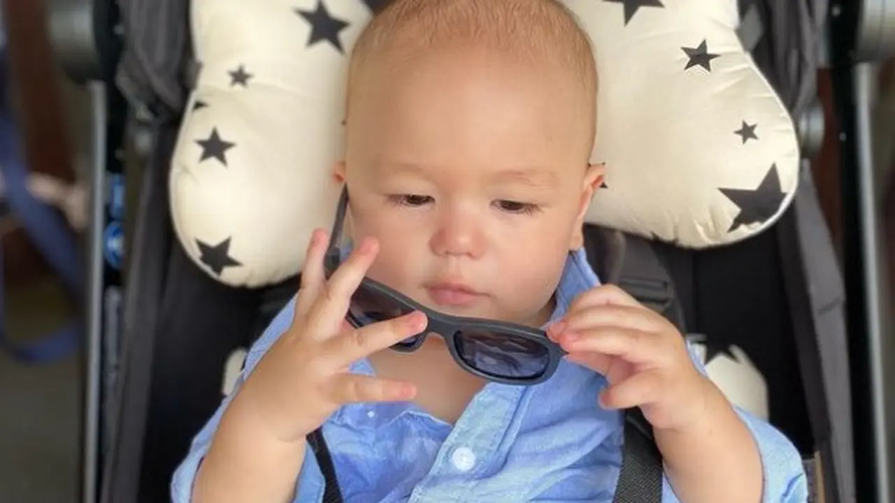 Potret Archie memakai kacamata (Sumber: Instagram/@marcelchandra dan Instagram/@deasypriscilla)