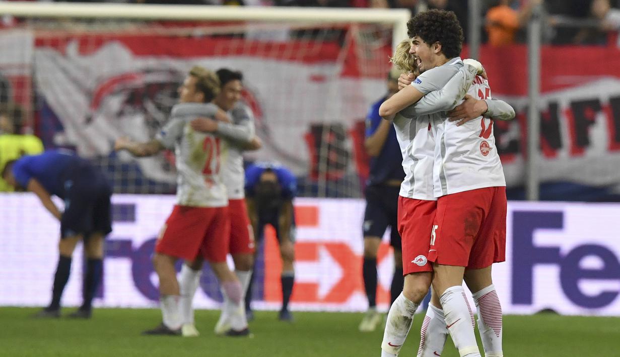 Para pemain Salzburg merayakan kemenangan usai kalahkan Lazio  pada leg kedua Liga Europa di Red Bull Arena, Austria, (12/4/2018). Salzburg lolos ke semifinal dengan agregat gol 6-5. (AP/Kerstin Joensson)